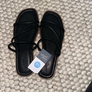 Louie flat sandals